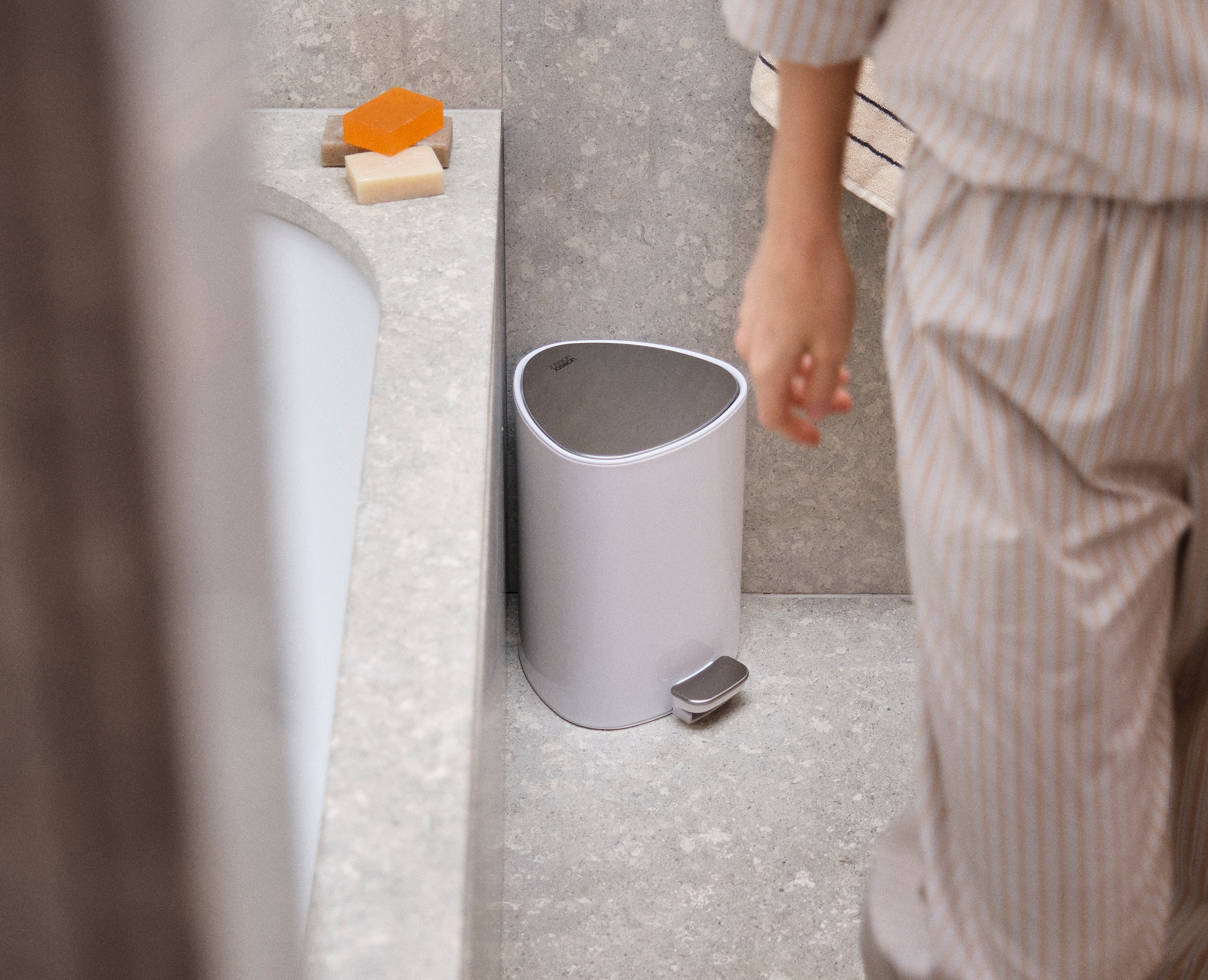 EasyStore™ 5L Gloss White Bathroom Pedal Bin